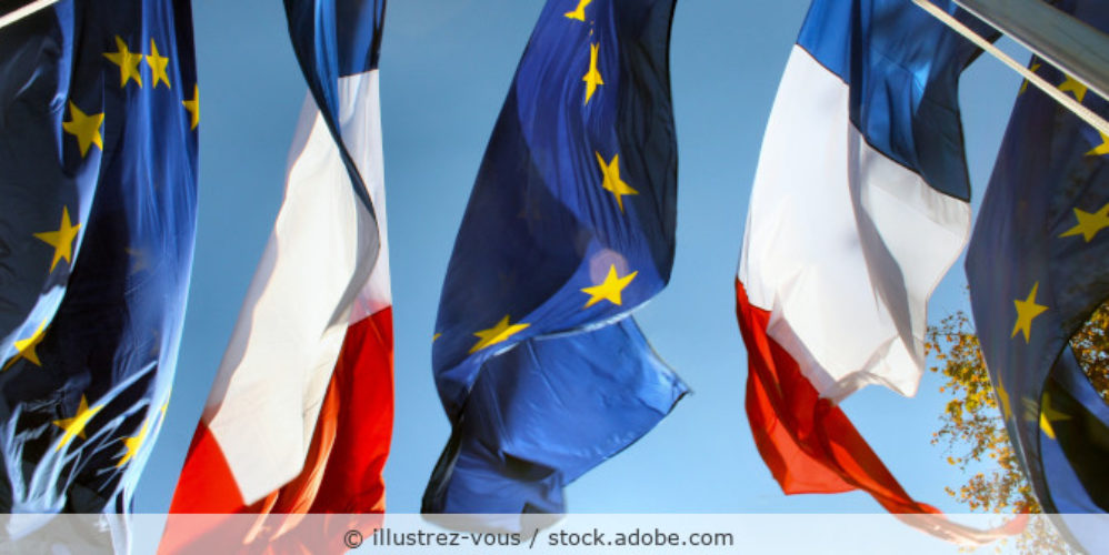 zwei europäische und zwei französische Flaggen wehen im Wind