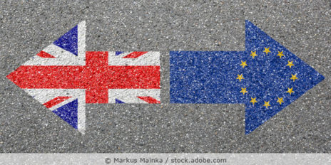 Zwei Pfeile mit einer EU und einer Großbritannien Flagge.