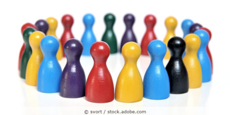 Bunte Spielfiguren im Kreis.