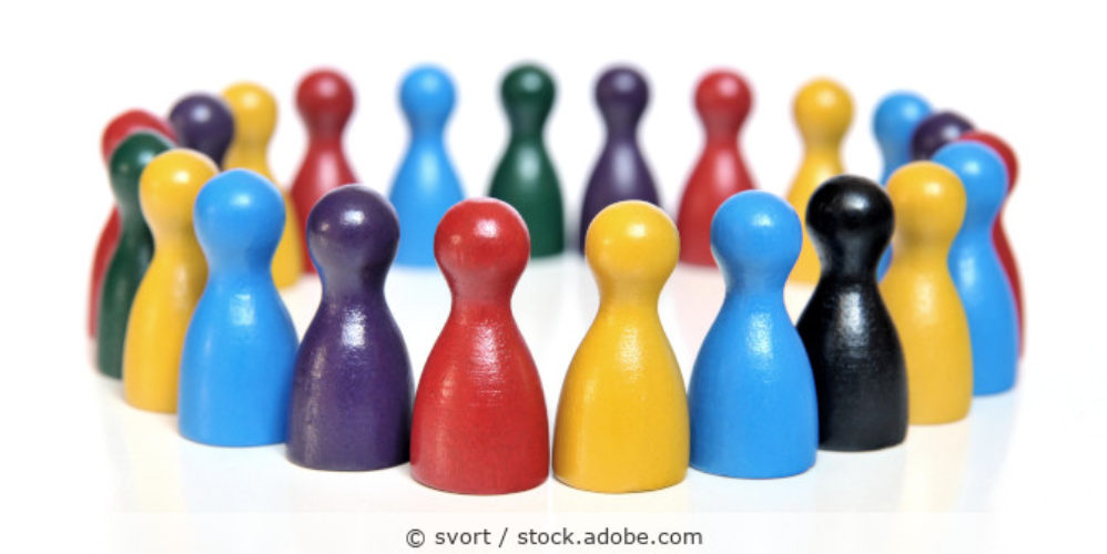 Bunte Spielfiguren im Kreis.