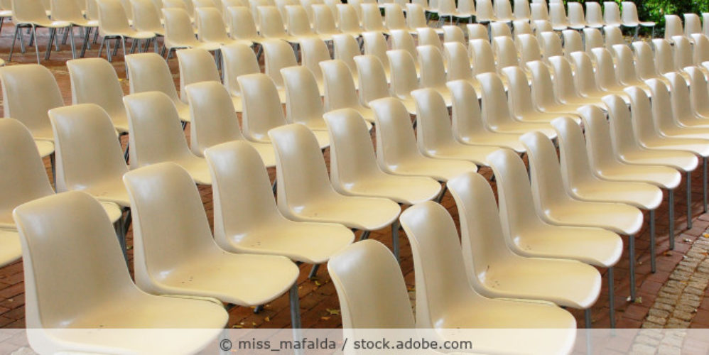 Leere Stuhlreihen in einen Hörsaal.