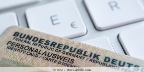 Ausschnitt von einen Ausweis auf einer Tastatur.