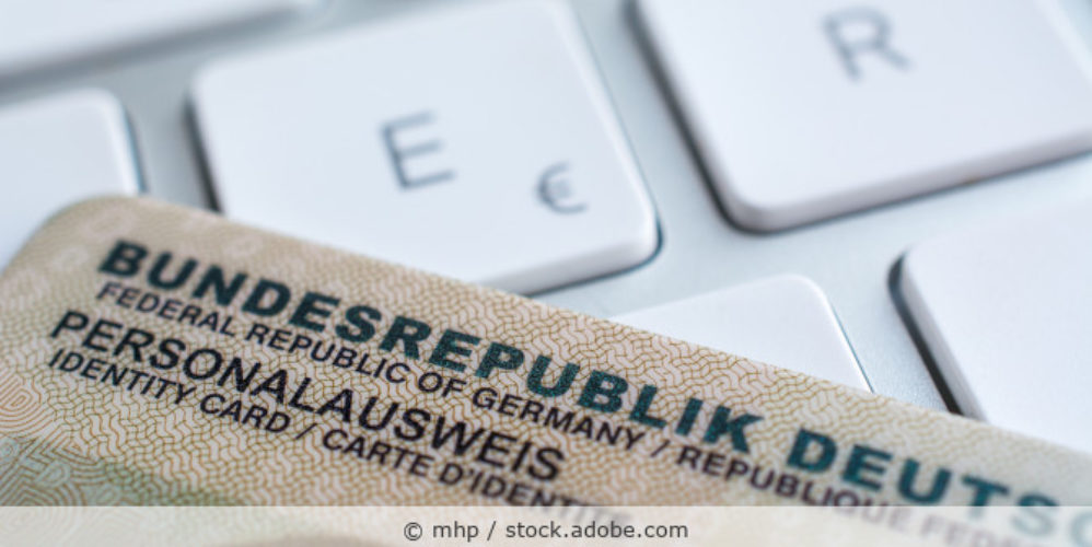 Ausschnitt von einen Ausweis auf einer Tastatur.