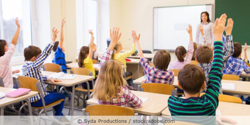 Schüler in einer Klasse melden sich