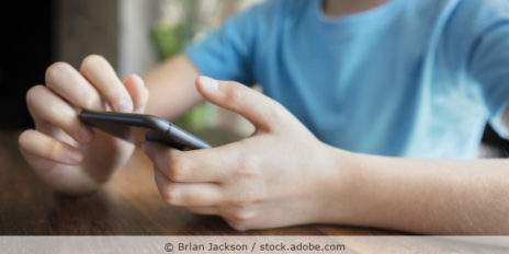 Junge_mit_Handy_AdobeStock_343774070