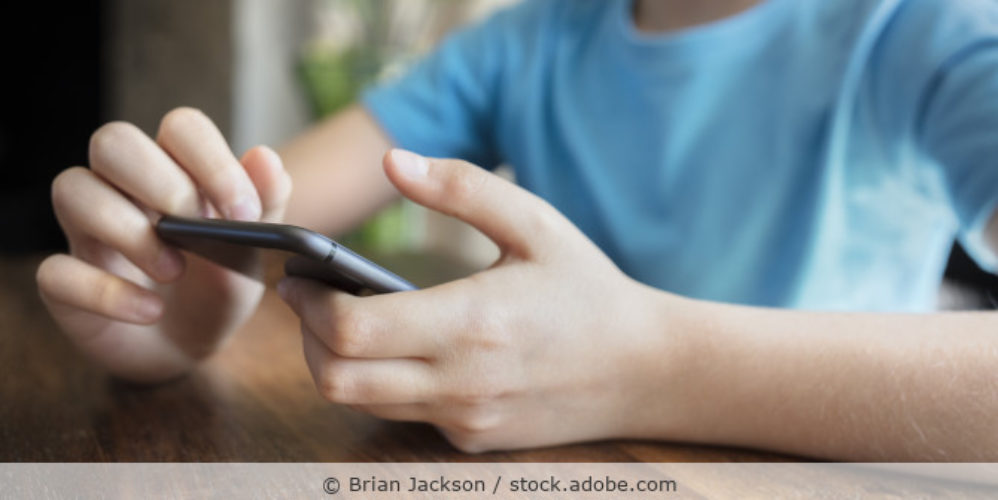 Junge_mit_Handy_AdobeStock_343774070
