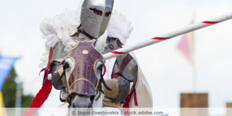 Weißer Ritter im Turnier zu Pferde.