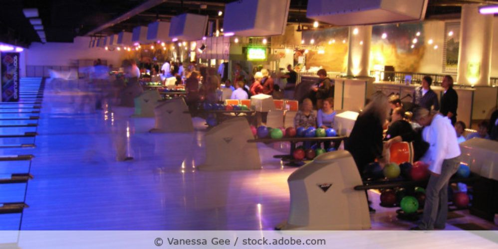Bowlingbahn mit vielen Besuchern.