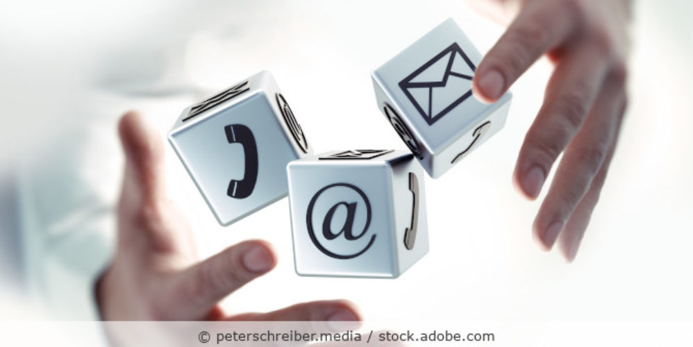 Illustration mit drei Würfeln die zwischen zwei Händen schweben und die Icons für Telefon, Post und Mail zeigen.
