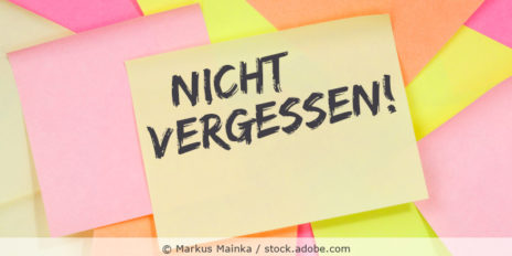 Mehrere bunte Klebezettel, auf einem steht „Nicht vergessen!“