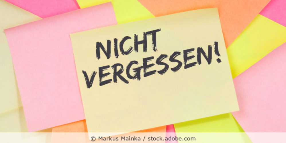 Mehrere bunte Klebezettel, auf einem steht „Nicht vergessen!“
