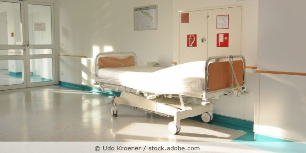 leeres Krankenhausbett auf einem Krankenhausflur