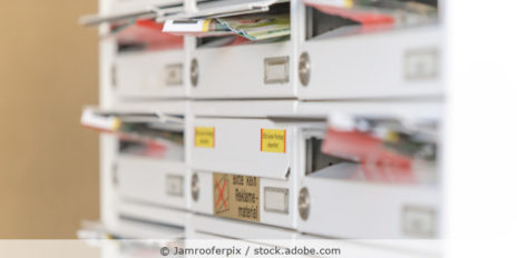 uebervolle Briefkästen in einem Hauseingang