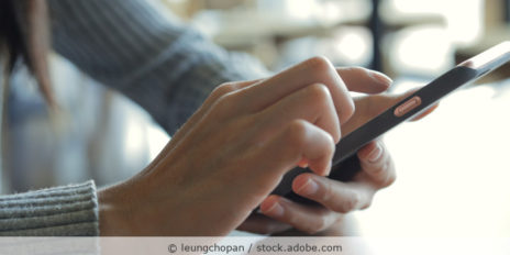Frau_mit_Handy_in_der_Hand_AdobeStock_172033221