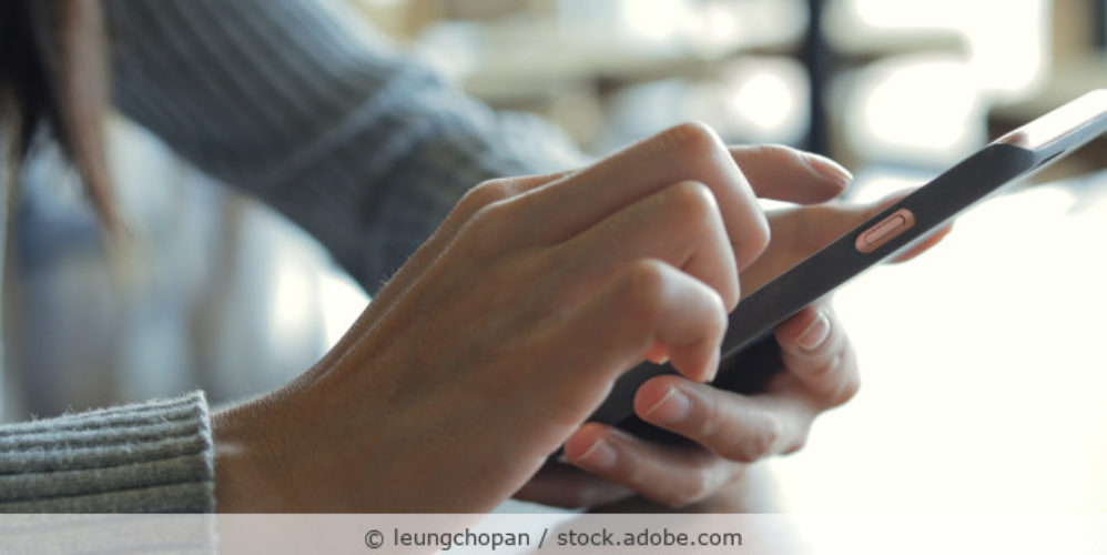 Frau_mit_Handy_in_der_Hand_AdobeStock_172033221