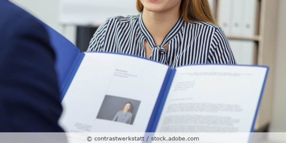 Vorstellungsgespraech_Bewerbungsunterlagen_AdobeStock_144941692