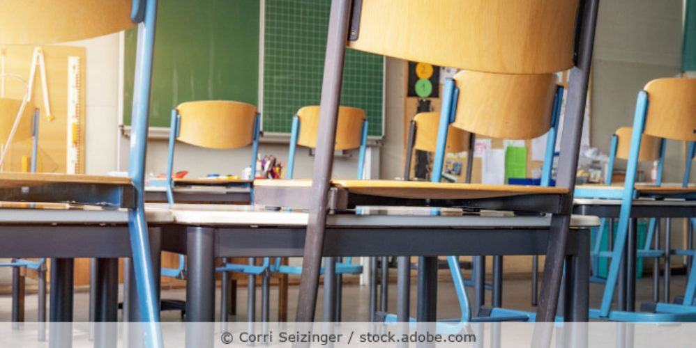 Schule_leeres_Klassenzimmer_AdobeStock_363151356