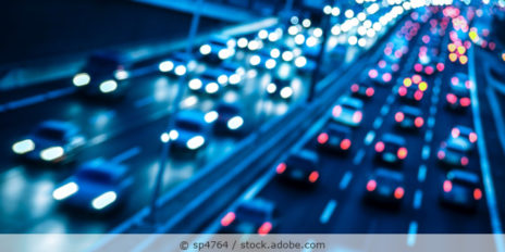 Autobahn_Abend_verschwommenes_Bild_AdobeStock_132341936