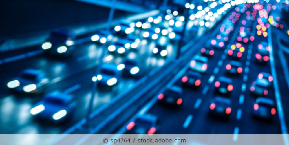 Autobahn_Abend_verschwommenes_Bild_AdobeStock_132341936