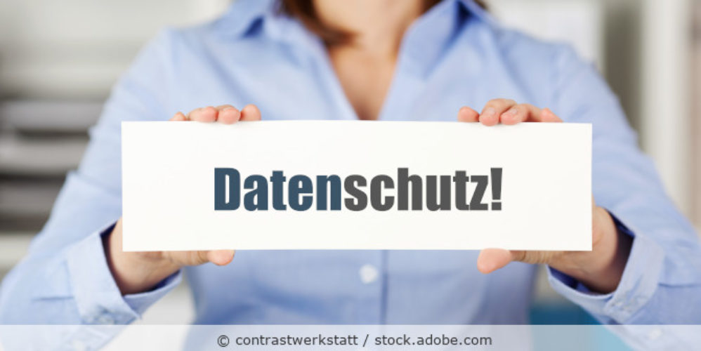 Frau hält Schild mit der Aufschrift Datenschutz vor ihrer Brust