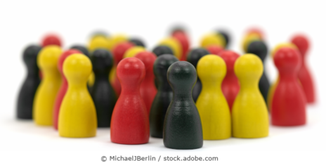 Spielfiguren in schwarz, rot und gelb