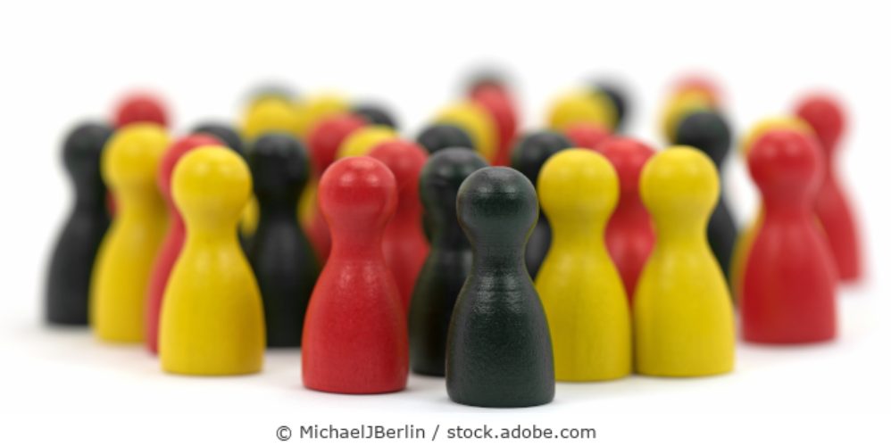 Spielfiguren in schwarz, rot und gelb
