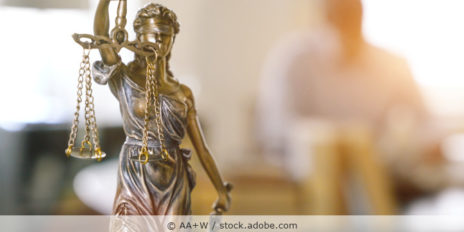 Justitia_Schreibtisch_Buero_AdobeStock_176917446