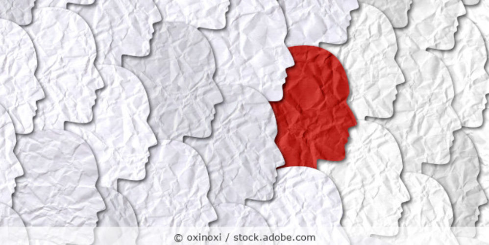 Koepfe_aus_Papier_Whistleblowing_Informant_AdobeStock_462835179