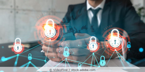 Mann_Smartphone_Schloss_Informationssicherheit_AdobeStock_381123021