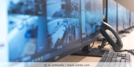 Ueberwachungsraum_Sicherheit_Monitore_AdobeStock_295094630