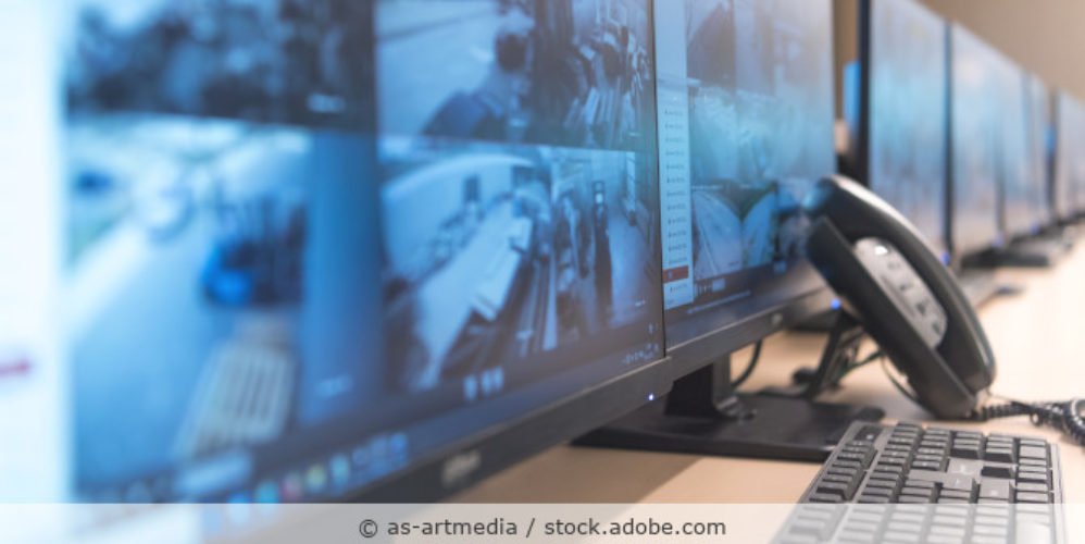 Ueberwachungsraum_Sicherheit_Monitore_AdobeStock_295094630