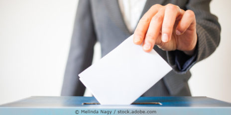 Wahl_Hand_Stimmzettel_Wahlurne_AdobeStock_299853098
