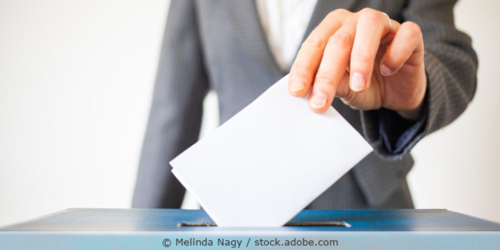 Wahl_Hand_Stimmzettel_Wahlurne_AdobeStock_299853098
