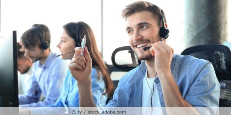 junge Callcentermitarbeitende bei der Arbeit