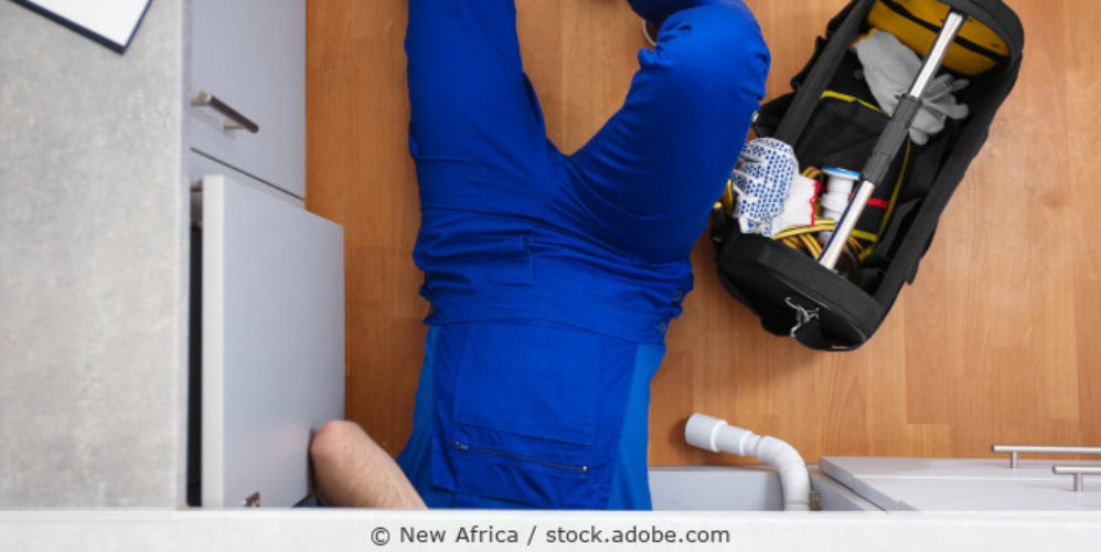 Handwerker_Reparatur_Kueche_AdobeStock_207233114