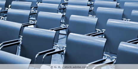 Konferenzraum_Stuhlreihen_AdobeStock_3352319