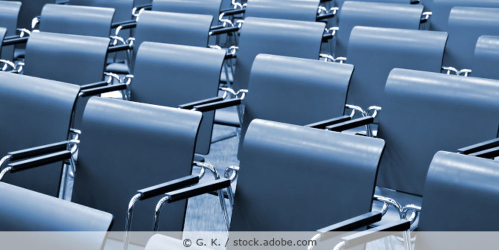 Konferenzraum_Stuhlreihen_AdobeStock_3352319