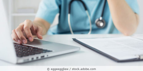 Arzt_Laptop_Praxis_Daten_AdobeStock_349896868