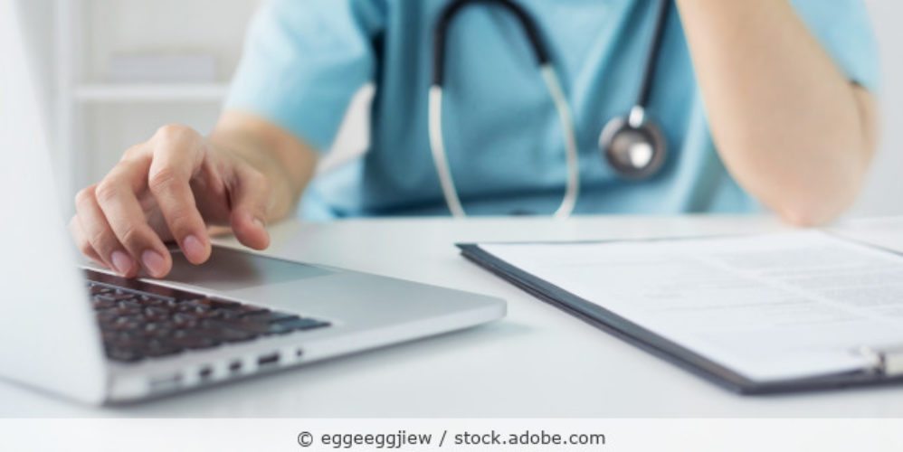 Arzt_Laptop_Praxis_Daten_AdobeStock_349896868