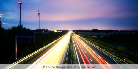 Autobahn_lange_Belichtung_AdobeStock_514535223