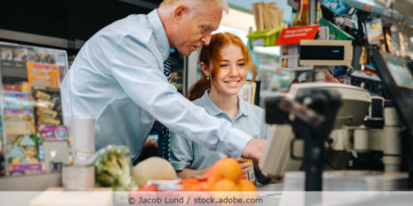 Kassierer_Scannen_Kasse_Leistungskontrolle_AdobeStock_412809522