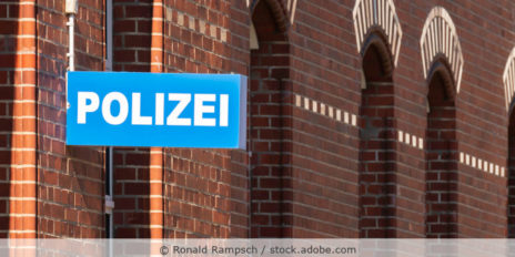 Backsteingebäude an dem ein blaues Schild mit der Aufschrift „Polizei“ befestigt ist.