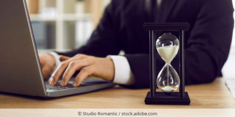 Sanduhr_Arbeit_AdobeStock_510029288