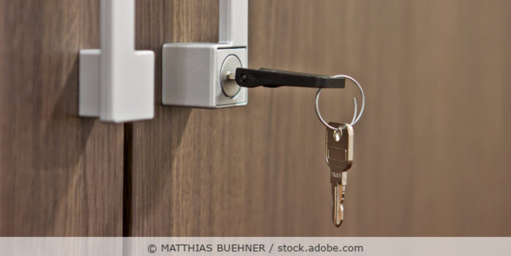 Aktenschrank_Schluessel_verschlossen_AdobeStock_34319355