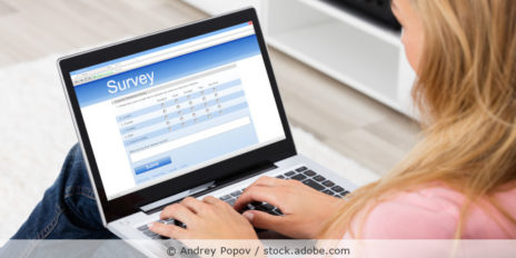Frau_am_Laptop_Onlineumfrage_Survey_AdobeStock_133974712