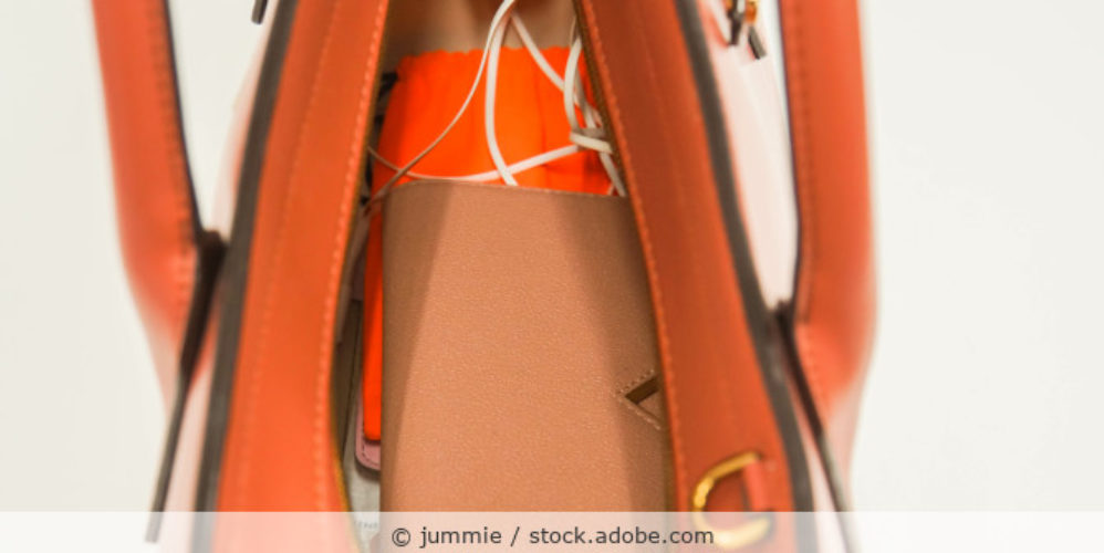 Handtasche_mit_Inhalt_AdobeStock_207095230
