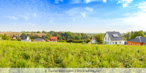 Bauland_im_Grünen_Wiese_AdobeStock_184717140
