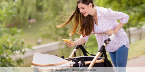 Sharenting_Foto_Mutter_Baby_Kinderwagen_AdobeStock_530290213