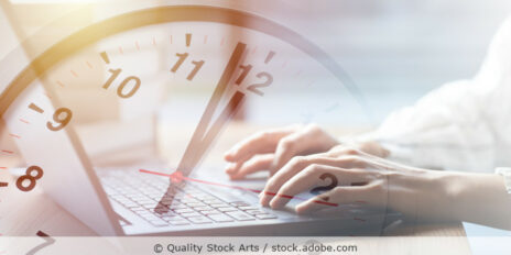 Zeiterfassung_Uhr_Arbeiten_am_Laptop_AdobeStock_407122649