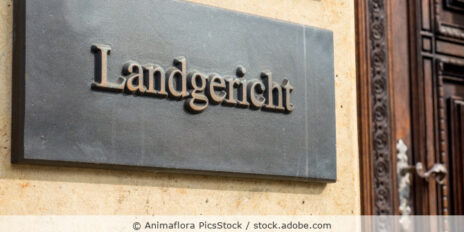 Metallschild mit der Aufschrift Landgericht außen an einem Gebäude.